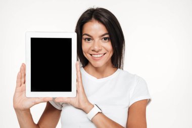Gülümseyen bir esmer kadın gösteren boş ekran tablet portresi