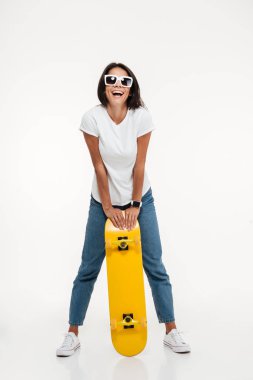 Tam uzunlukta portre mutlu neşeli kadın güneş gözlüğü