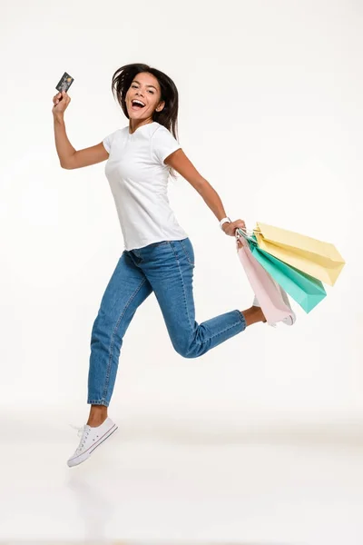 Retrato de longitud completa de una mujer casual feliz saltando — Foto de Stock