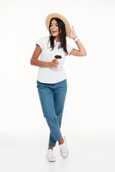 Retrato completo de una sonriente mujer feliz con sombrero — Foto de Stock