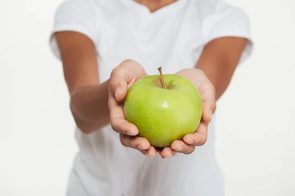 Ritratto ravvicinato di mani femminili che mostrano mela verde — Foto Stock