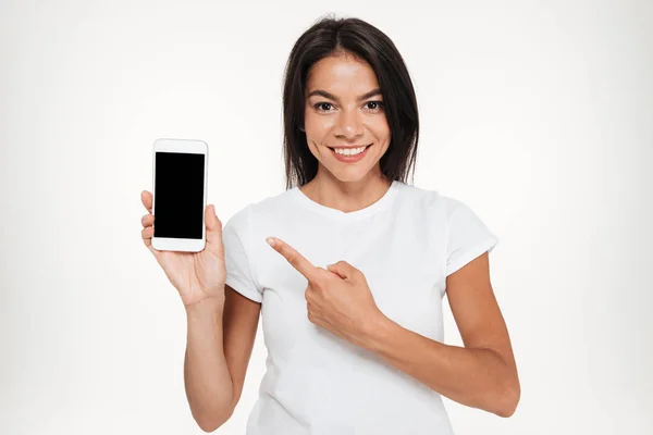 Porträtt av en vacker kvinna som presenterar tom skärm rörlig telefonerna — Stockfoto