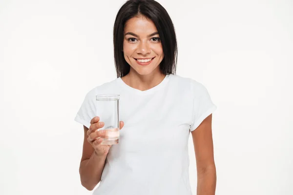 Retrato de una mujer atractiva sonriente sosteniendo —  Fotos de Stock