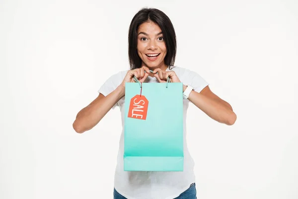 Portret van een enthousiast jonge vrouw met verkoop boodschappentas — Stockfoto