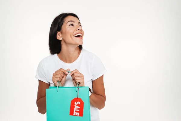 Retrato de una mujer bonita feliz emocionada sosteniendo la bolsa de compras —  Fotos de Stock