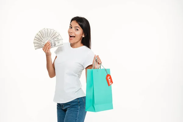 Retrato de uma mulher feliz animado segurando saco de compras venda — Fotografia de Stock