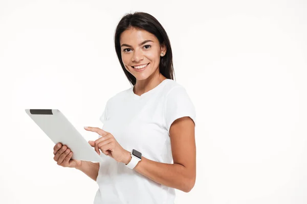 Portret atrakcyjna młoda kobieta, trzymając komputer typu tablet — Zdjęcie stockowe