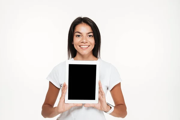 Porträtt av en lyckligt leende kvinna visar blank skärm tablett — Stockfoto