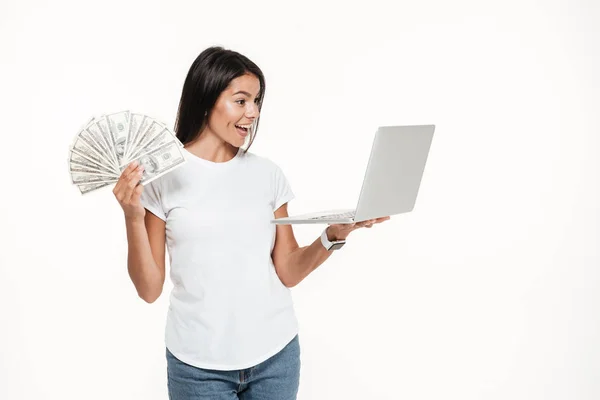 A örömteli, szép nő, kezében laptop számítógép portréja — Stock Fotó