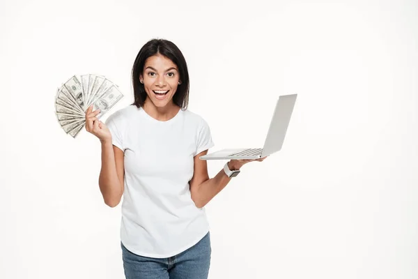 Portret van een gelukkig opgewonden vrouw met laptopcomputer — Stockfoto