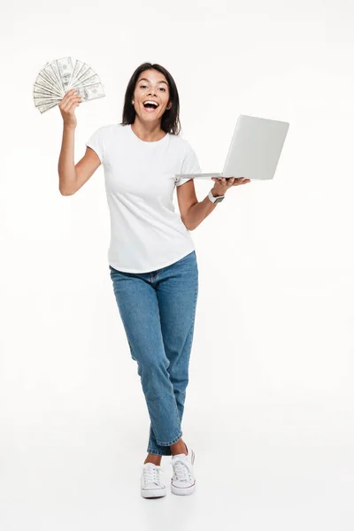 Ganzkörperporträt einer aufgeregten, fröhlichen Frau mit Laptop — Stockfoto