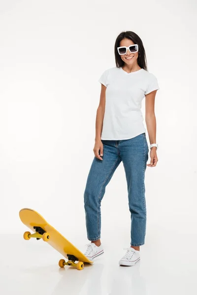 Volledige lengte portret van een jonge vrouw in zonnebril poseren — Stockfoto