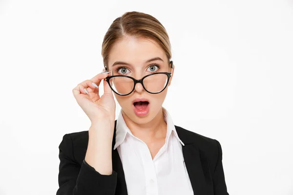Foto de cerca de Mujer de negocios rubia sorprendida en gafas —  Fotos de Stock