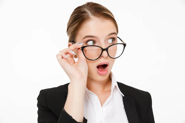 Close up immagine di scioccato bionda donna d'affari in occhiali da vista — Foto Stock