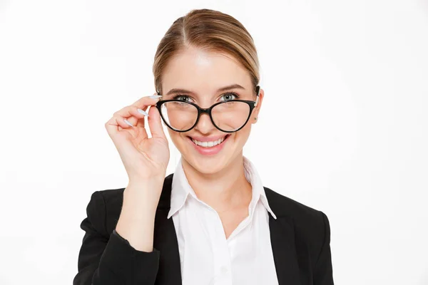 Imagen de cerca de la mujer de negocios rubia sonriente en gafas — Foto de Stock
