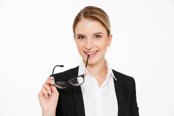 Крупним планом фото усміхненої блондинки бізнес-леді тримає окуляри — стокове фото