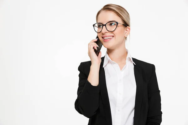 Усміхнена блондинка бізнес-леді в окулярах розмовляє по смартфону — стокове фото