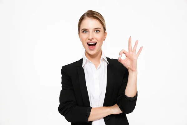 Mujer de negocios rubia feliz mostrando signo ok — Foto de Stock