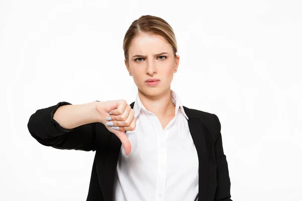 Disgustado seria rubia de negocios mujer mostrando el pulgar hacia abajo — Foto de Stock