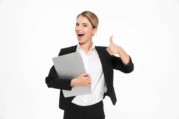 Mulher de negócios loira feliz segurando computador portátil — Fotografia de Stock