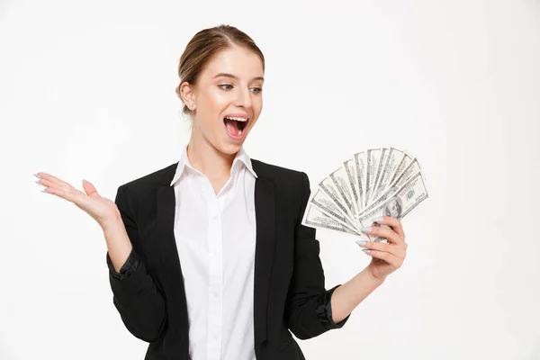 Счастливая кричащая блондинка бизнес женщина с деньгами — стоковое фото