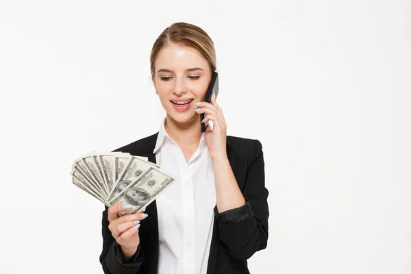 Smiling blonde business woman talking by the smartphone — Stock Photo, Image