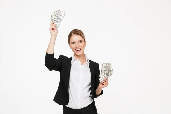 Ευτυχισμένος ξανθιά γυναίκα που κρατά χρήματα στα χέρια — Φωτογραφία Αρχείου