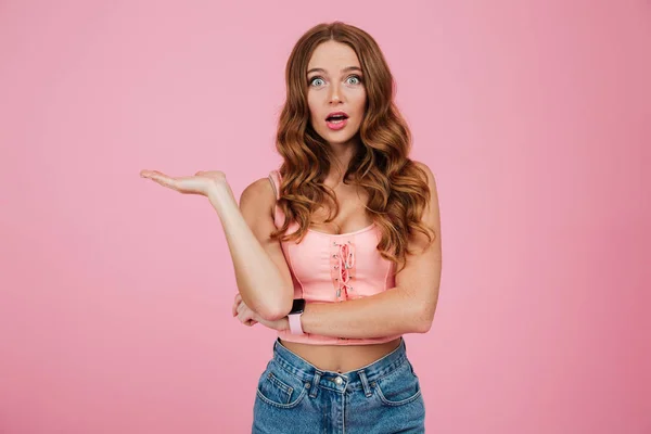 Porträt einer überraschten hübschen Frau in Sommerkleidung — Stockfoto