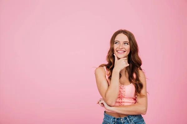 Retrato de una mujer sonriente con ropa de verano mirando hacia otro lado — Foto de Stock