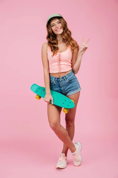 Retrato completo de una mujer sonriente alegre — Foto de Stock