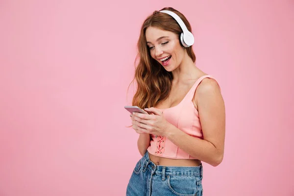 Retrato de una chica con ropa de verano escuchando música — Foto de Stock