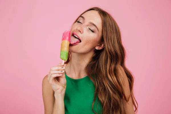 Retrato de cerca de una hermosa joven — Foto de Stock