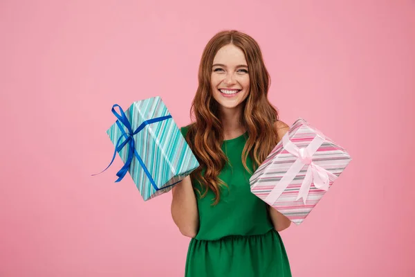 Портрет щасливої жінки в сукні, що тримає подарункові коробки — стокове фото