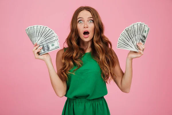 Retrato de una sorprendida mujer sorprendida con el pelo largo — Foto de Stock