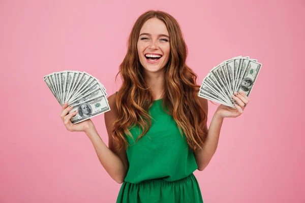 Porträt einer fröhlichen Frau mit langen Haaren — Stockfoto