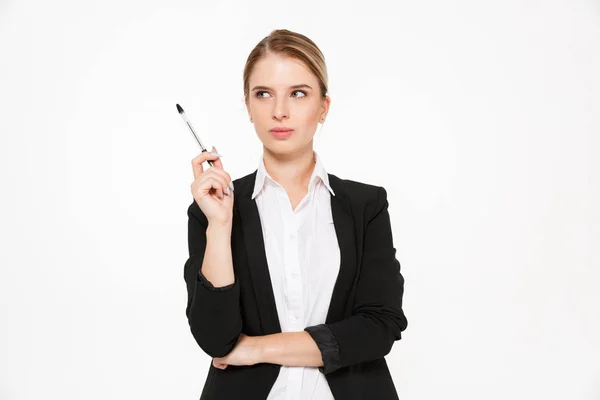 Mujer de negocios rubia pensativa sosteniendo pluma y mirando hacia otro lado — Foto de Stock