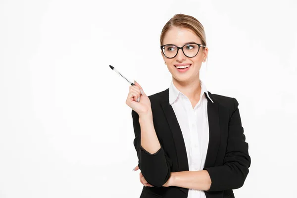 愉快的金发商业女人在眼镜用手中的笔 — 图库照片