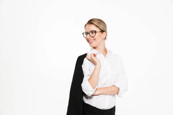Улыбающаяся деловая блондинка в очках держит пиджак — стоковое фото