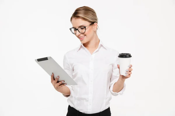 Mujer de negocios rubia sonriente en gafas usando tableta — Foto de Stock