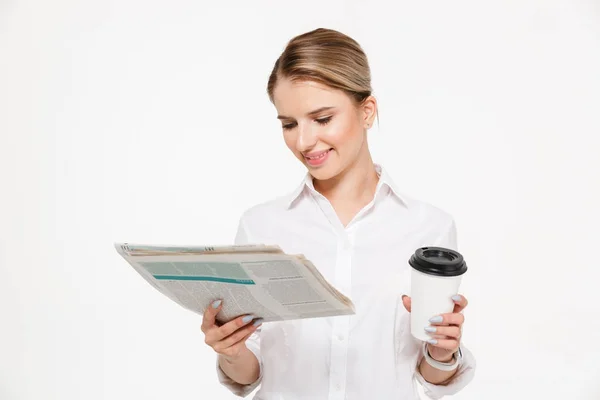 Allegro donna d'affari bionda leggendo giornale — Foto Stock