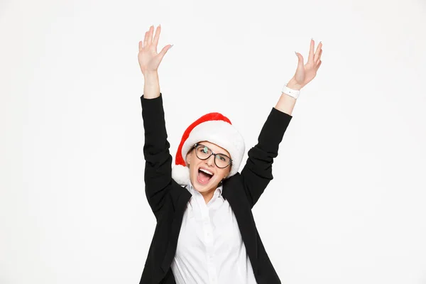 Счастливая кричащая блондинка в очках и рождественской шляпе — стоковое фото