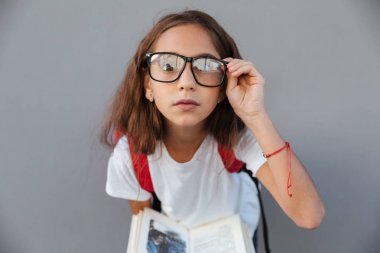 Sürpriz esmer kız öğrenci gözlük portresi kapatın