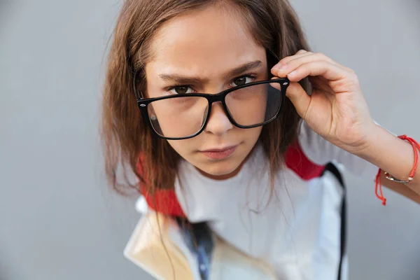 Close up retrato de calma morena estudante em óculos — Fotografia de Stock