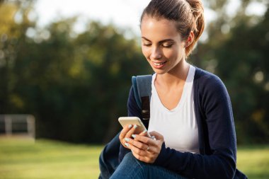 Sırt çantası ile gülümseyen sevimli öğrenci kız portresi