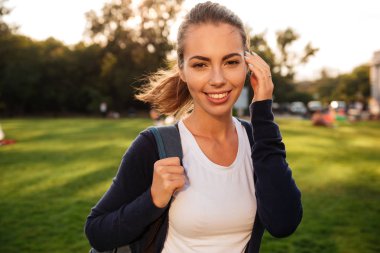 Gülümseyen mutlu kız öğrenci portresi kapatın