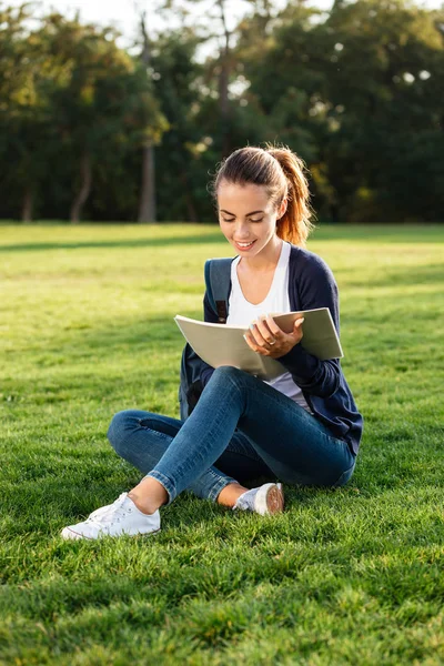 Sırt çantası ile gülümseyen genç öğrenci kız portresi