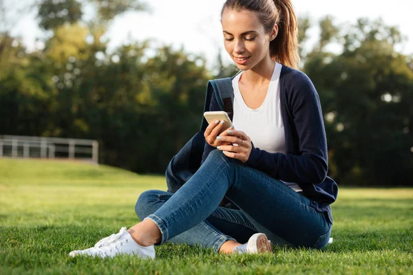 Mutlu gülümseyen öğrenci kız portresi kapatın
