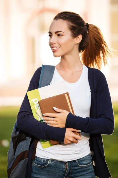 Portrét atraktivní usměvavá studentka stojící — Stock fotografie