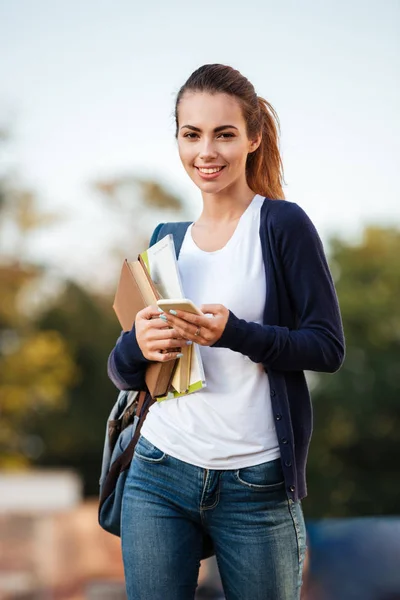 Portret dziewczynki radosny student Brunet stojący — Zdjęcie stockowe