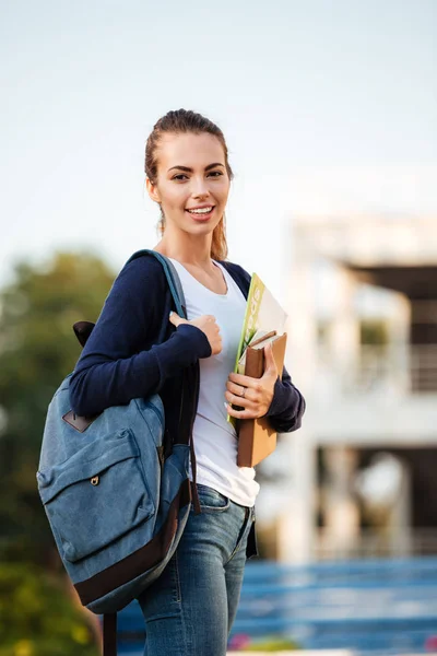 Porträtt av en glad brunhårig student flicka — Stockfoto